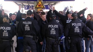 Eine Polizeisprerrung am Hauptbahnhof gegen Fußballfans.