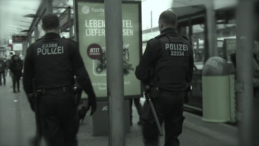 Zwei Polizeibeamte auf Streife am Bremer Bahnhof.