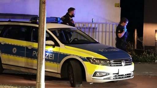 Ein Polizeiauto auf der Straße.