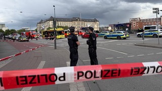 Polizei im Einsatz nahe eines Tatorts am Hamburger Hauptbahnhof.