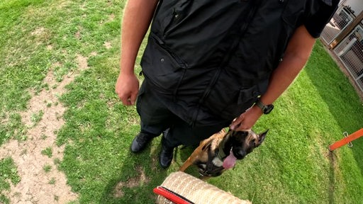 Ein Polizist mit seinem Hund.