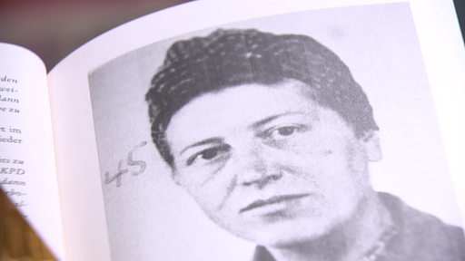 Archivbild: Die Sozialistin Käthe Popall in einem Buch.