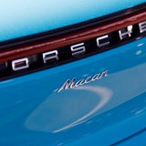 Ein blauer Porsche Macan ist auf dem Bild zu sehen