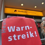 An einer Postbank Filiale hängt das Plakat: "Heute Warnstreik"