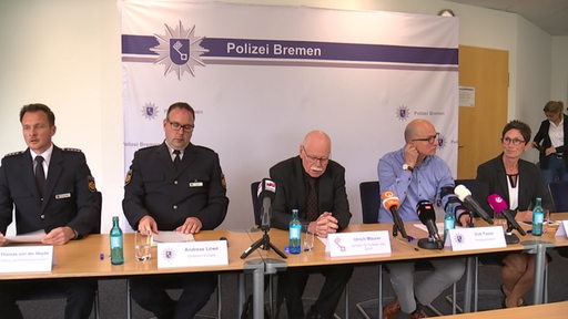 Der Bremer Innensenator Mäurer zusammen mit der Polizei bei einer Pressekonferenz.