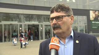 Der Manager der Fishtown Penguins Alfred Prey im Gespräch mit buten un binnen.