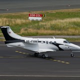Ein Geschäftsreiseflugzeug, des Typs Embraer EMB-500 Phenom 100, auf dem Rollfeld des Düsseldorfer Flughafens.
