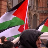 Flaggen wehen bei einer Pro-Palästina-Demo in Bremen