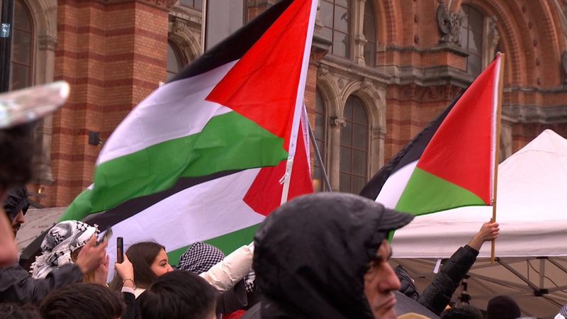 Flaggen wehen bei einer Pro-Palästina-Demo in Bremen