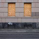 Ein mit Holzplatten verrammeltes Haus.
