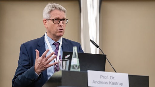 Prof. Dr. Andreas Kastrup hält eine Rede.