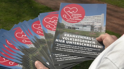 Ein Stapel an Prospekten, die über die Initiative zum Erhalt des Klinikums Links der Weser informieren