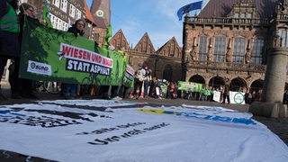 Bremer Klimaaktivisten protestieren gegen die Verkehrspolitik von Bundesverkehrsminister Wissing auf dem Marktplatz