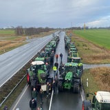 Landwirte protestieren vor der Einfahrt des Wesertunnels