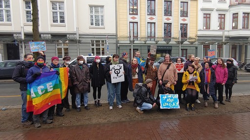 Rund 50 Menschen demonstrieren vor dem Oberlandesgericht gegen Homophobie.