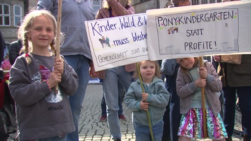 Kinde rmit bunt bemalten Protestschildern auf der Demo gegen die Bebauung der Horner Spitze.