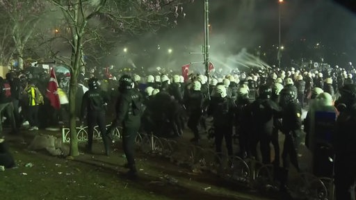 Polizeikräfte gehen in der Tuerkei gegen Demonstrierende vor