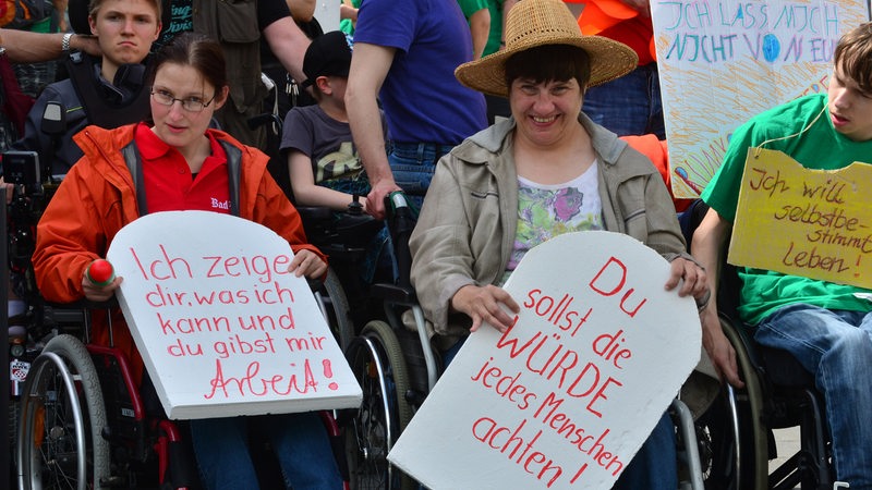 Menschen mit Behinderungen demonstrieren am europäischen Protesstag (5.5.2015 in Erfurt) zur Gleichstellung behinderter Menschen.