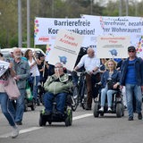Ein Demonstrationszug zum Protesttag für die Gleichstellung von Menschen mit Behinderung.