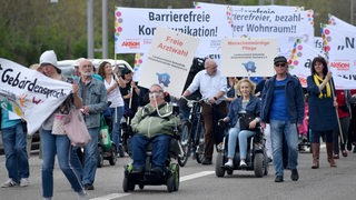 Ein Demonstrationszug zum Protesttag für die Gleichstellung von Menschen mit Behinderung.