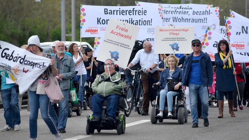 Ein Demonstrationszug zum Protesttag für die Gleichstellung von Menschen mit Behinderung.