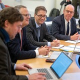 Die Beteiligten am Prozess sitzen vor Prozessbeginn am 5. Dezember 2023 im Gerichtssaal vom Verwaltungsgericht Bremen. Andreas Cors (2.v.l.). Landeswahlleiter in Bremen, sitzt dabei neben Thomas Jürgewitz (l), Bremerhavener AfD-Kreisvorsitzender.