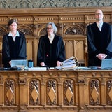 Die Vorsitzende Richterin Gesa Kasper (M) steht zu Prozessbeginnn mit der Beisitzerin am Landgericht, Wesemüller, und Beisitzer Thießen in der Richterbank.
