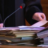 Das Bild zeigt Akten im Gerichtssaal im Bremer Landgericht während des Prozesses gegen den Mann, der seinen Sohn erstochen haben soll.