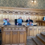 3 Angeklagte und Verteidung im Gerichtssaal
