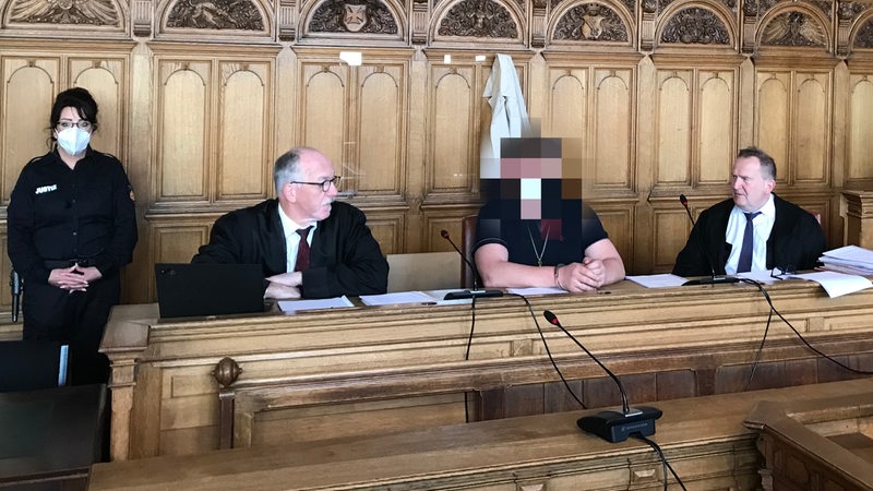 Angelagter mit Verteidigern auf der Anklagebank im Mordprozess Ekaterina B. im Landgericht Bremen