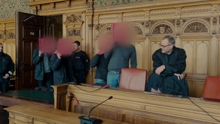 Die vier Angeklagten Fußball-Randalierer im Bremer Landgericht.