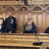 Die angeklagte Millionendiebin sitzt neben ihren Anwälten