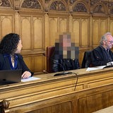 Die angeklagte Millionendiebin sitzt neben ihren Anwälten