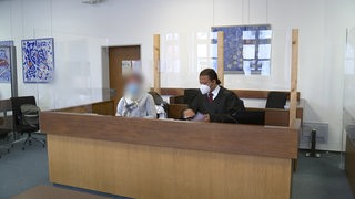 Die Angeklagte und ihr Anwalt bei der Gerichtsverhandlung. 