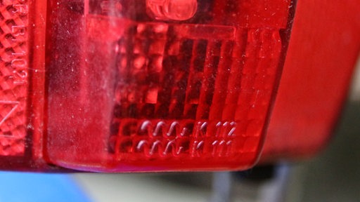 Prüfzeichen vom Kraftfahrt-Bundesamt auf einem Fahrradrücklicht