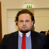 Patrick Öztürk und Anwalt Temba Hoch vor dem Untersuchungsausschuss in der Bremischen Bürgerschaft