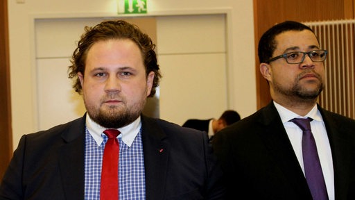 Patrick Öztürk und Anwalt Temba Hoch vor dem Untersuchungsausschuss in der Bremischen Bürgerschaft