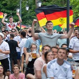 Jubelnde Fans mit Deutschlandfahnen beim Public-Viewing.