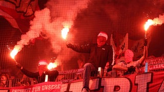 Bayern-Ultras brennen im Gästeblock des Weser-Stadions Pyrotechnik ab.