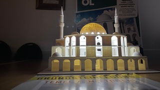 Kleines 3D-Modell der geplanten Quba-Moschee in Hemelingen auf einem Tisch.