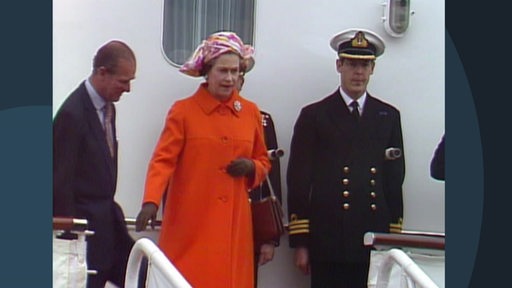 Die Queen in orangenem Kostüm bei der Ankunft mit dem Flugzeug in Bremen.