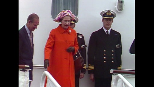 Königin Elizabeth II und Prinz Philip an der Columbuskaje
