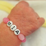 Ein Neugeborenes trägt das Namens-Armband "MIA".