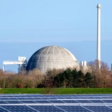 Das bereits stillgelegte und seit 2018 im Rückbau befindliche Kernkraftwerk Unterweser (KKU) steht hinter Photovoltaikanlagen eines Solarparks. Investitionen in neue Gas- und Atomkraftwerke sollen in der Europäischen Union unter bestimmten Auflagen als klimafreundlich gelten.