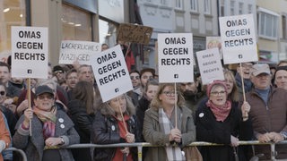 Omas gegen Rechts ist eine zivilgesellschaftliche überparteiliche Initiative. Hier sind sie auf einer Demo in Fulda.