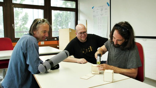 Freddy Radeke und Ansgar Langhorst sind in Oldenburg und bauen eine kleine Holzbox.
