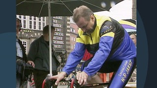 Eine alte Aufnahme eines Radfahrers auf dem Bremer Marktplatz aus dem Jahr 1997.