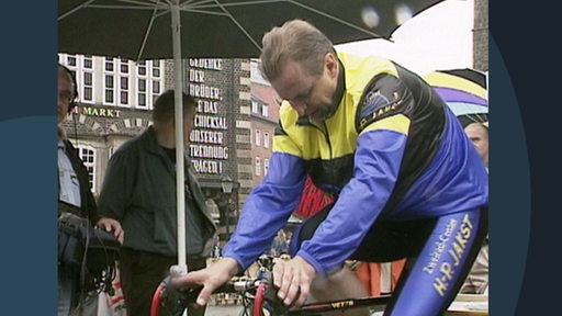 Eine alte Aufnahme eines Radfahrers auf dem Bremer Marktplatz aus dem Jahr 1997.