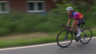 Die Radfahrerin und Spitzensportlerin Caroline Schiff während einer Trainingsfahrt auf ihrem Fahrrad.