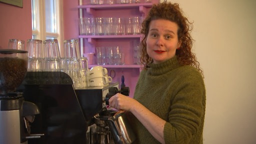Eva Maria Oelker ist Besitzerin des Cafés und Begegnungsort Radieschen und steht an der Kaffeemaschiene.